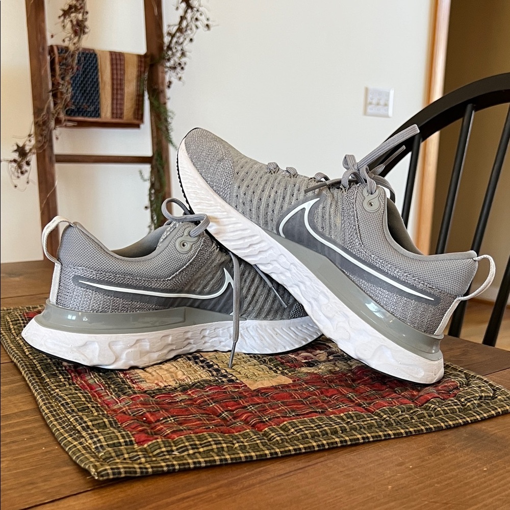 Nike Womens react infinity flyknit Gray and White Sneakers